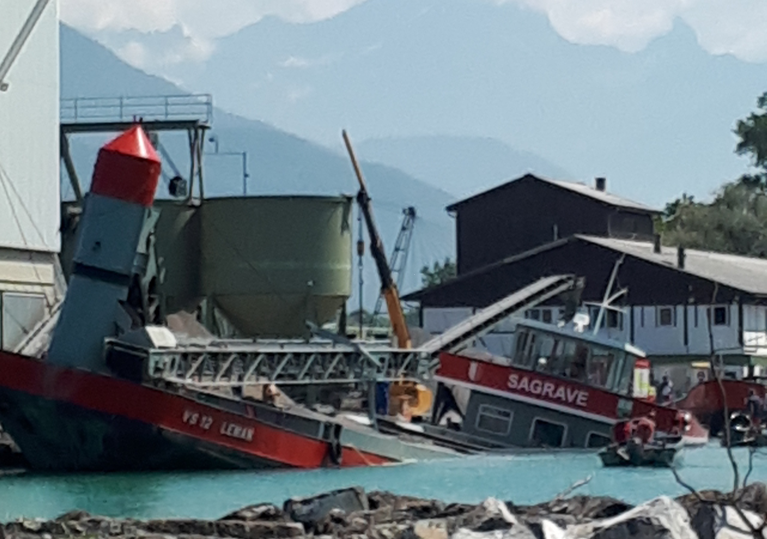 Une barge de la Sagrave sauvée au Bouveret